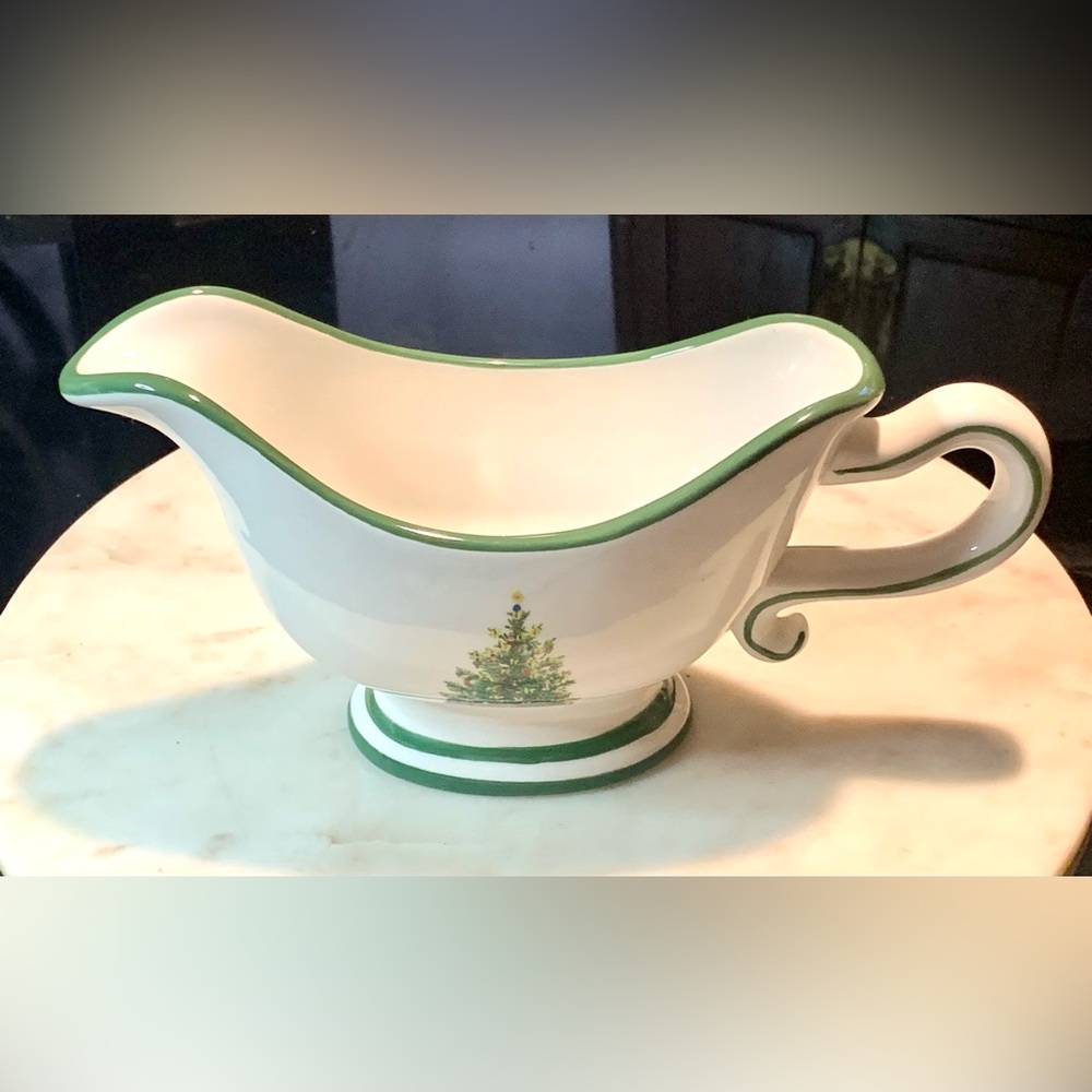 CHRISTOPHER RADKO. HOLIDAY CELEBRATIONS GRAVY BOAT GREEN TRIM NEW